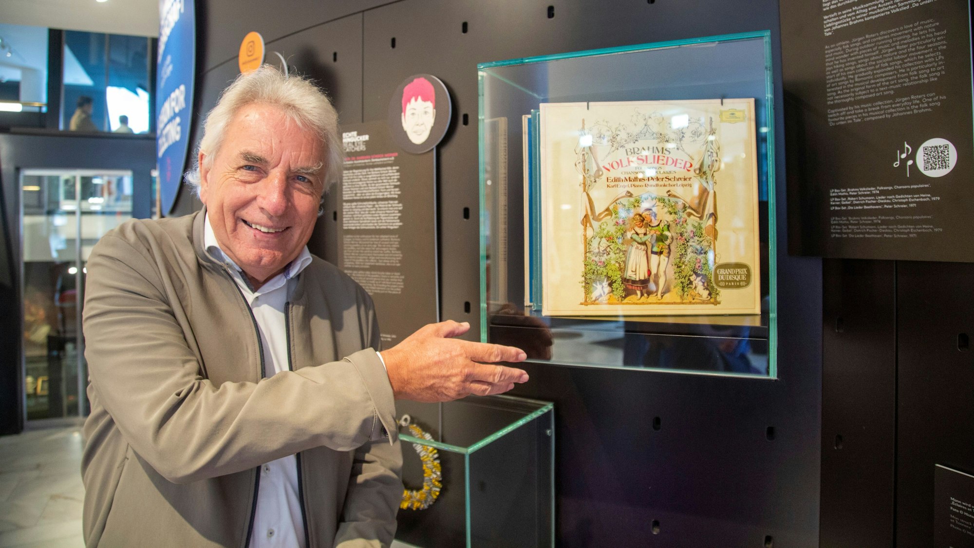 Jürgen Roters, ehemaliger Oberbürgermeister, zeigt seine Sammlung an Platten mit Volks- und Kunstliedern.