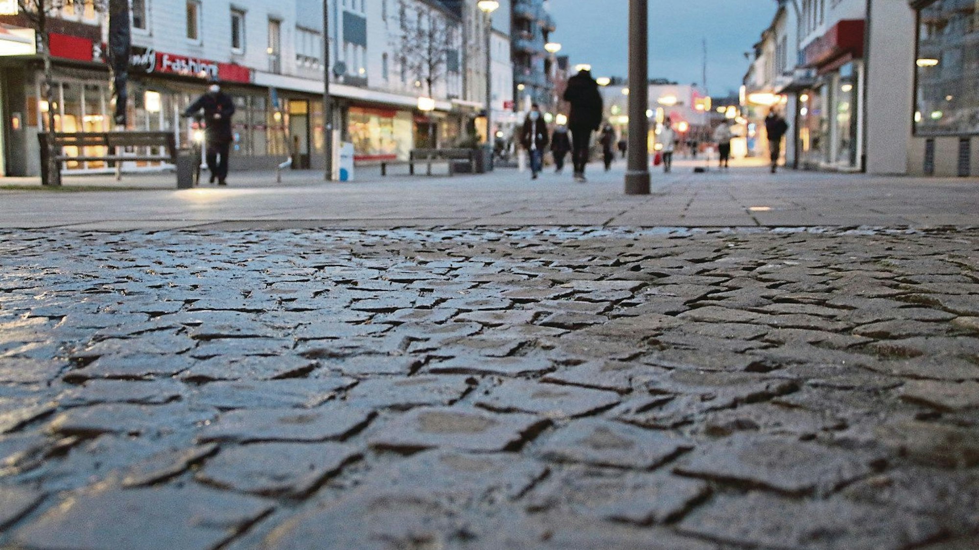 Das Bild zeigt die Fußgängerzone an der Flach-Fengler-Straße in Wesseling.
