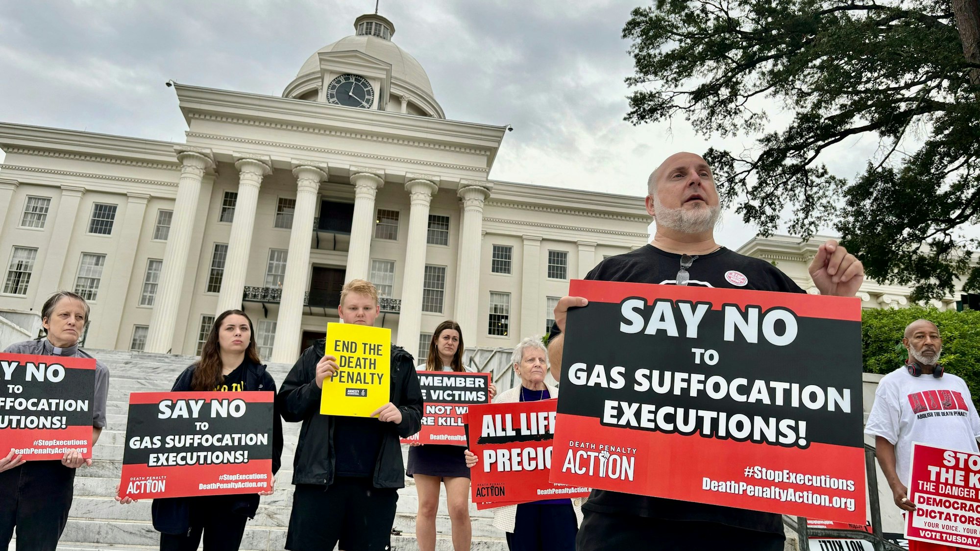 Abraham Bonowitz, Geschäftsführer von Death Penalty Action, und andere Todesstrafengegner demonstrieren vor dem Kapitol von Alabama in Montgomery, Alabama, um den Staat aufzufordern, die geplante Hinrichtung von Alan Miller abzubrechen, die landesweit die zweite Hinrichtung mit Stickstoffgas wäre.