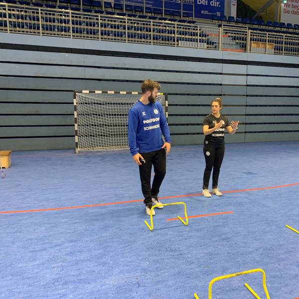 Gummersbach
Handball
VfL Gummersbach
Athletiktrainerin Kim Kron mit Bundesligaspieler Teitur Einarsson