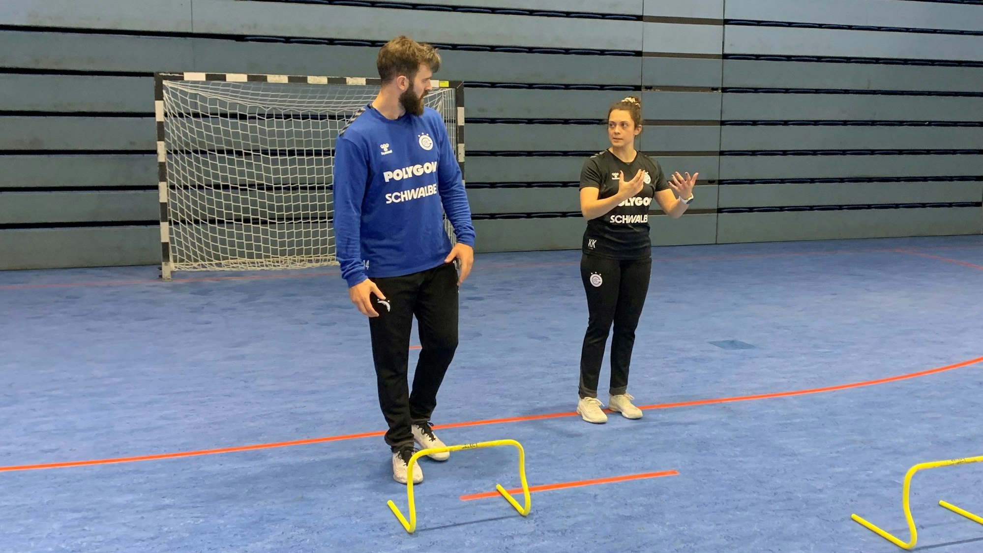 Gummersbach
Handball
VfL Gummersbach
Athletiktrainerin Kim Kron mit Bundesligaspieler Teitur Einarsson