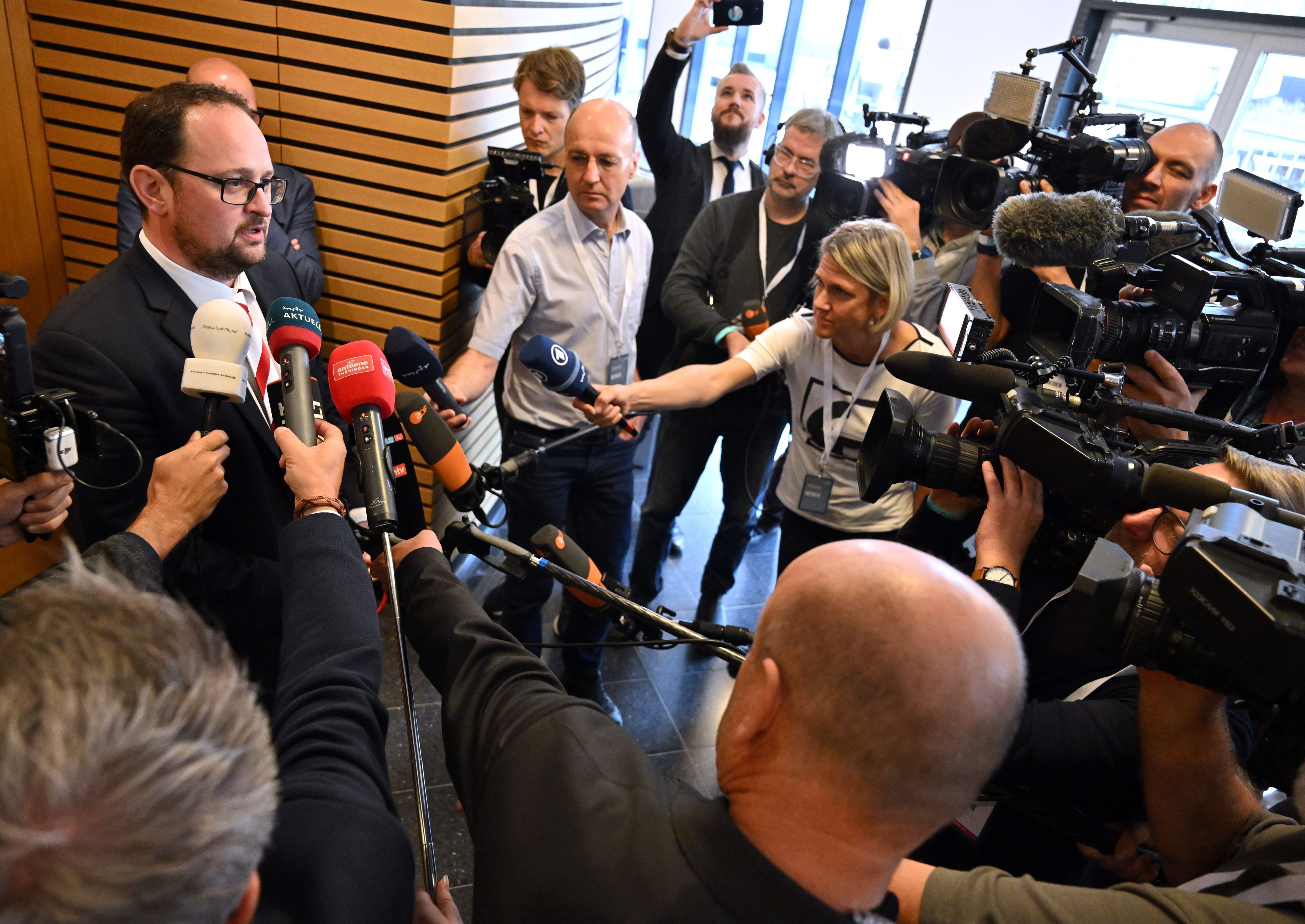 Thadäus König (CDU) spricht nach der Wahl zum Landtagspräsidenten während der konstituierenden Sitzung des Thüringer Landtags vor den Medien.