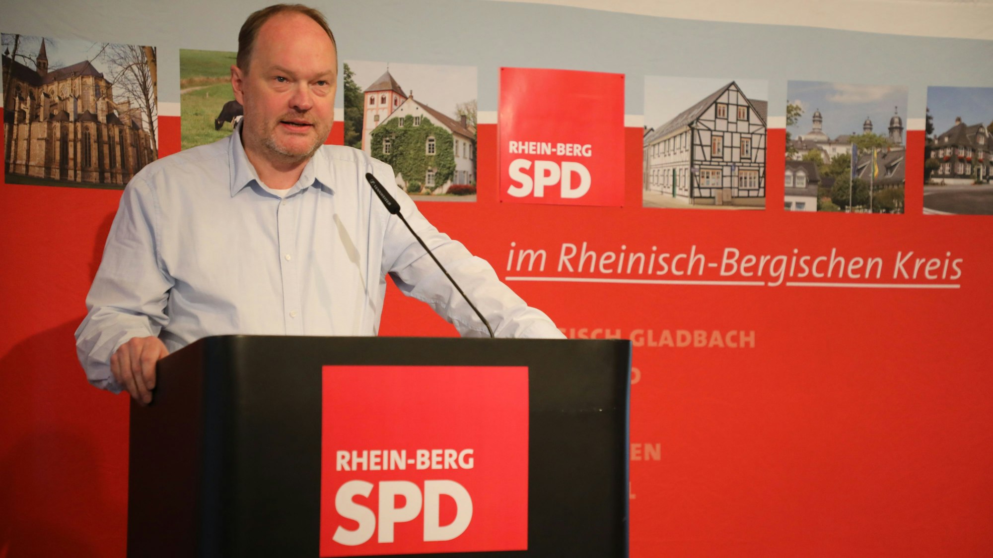 Hinrich Schipper steht beim SPD-Kreisparteitag im Bergischen Löwen in Bergisch Gadbach am Rednerpult.