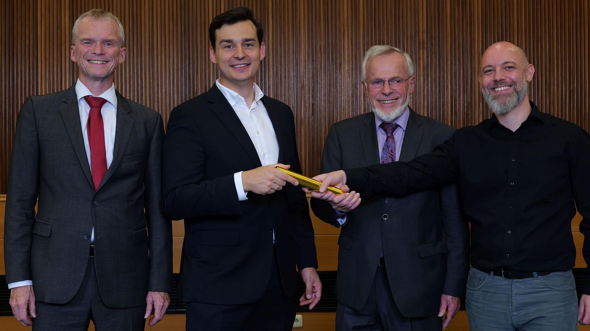 der Bergisch Gadbacher Bürgermeisterkandidat Marce Kreutz (2.v.l.) mit (v.l.) Bürgermeister Frank Stein (SPD), dem SPD-Ortsvorsitzender Volker Schiek und dem Co-Sprecher der Grünen, Jan Lobermeier.