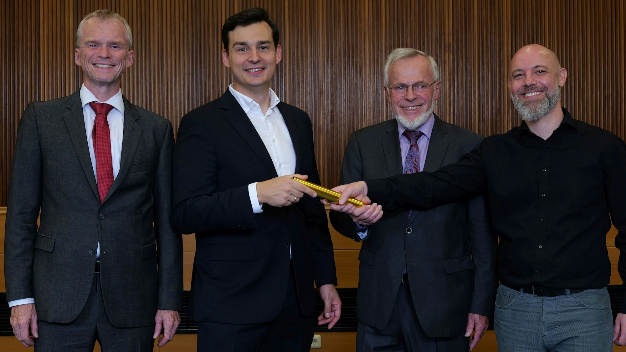 der Bergisch Gadbacher Bürgermeisterkandidat Marce Kreutz (2.v.l.) mit (v.l.) Bürgermeister Frank Stein (SPD), dem SPD-Ortsvorsitzender Volker Schiek und dem Co-Sprecher der Grünen, Jan Lobermeier.