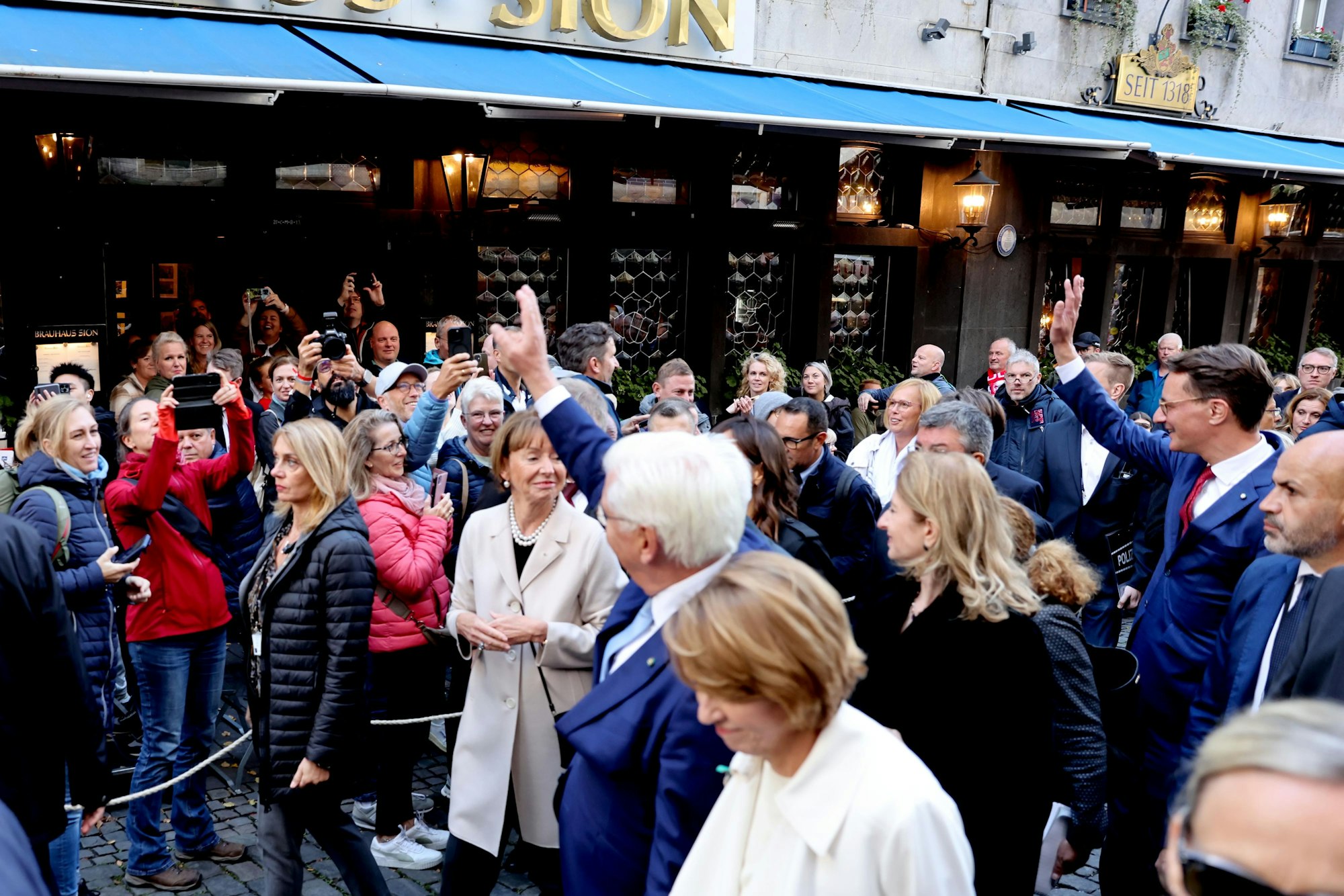 Viele Kölner jubelten Sergio Mattarella (M.) auf seinem Weg durch die Altstadt zu.