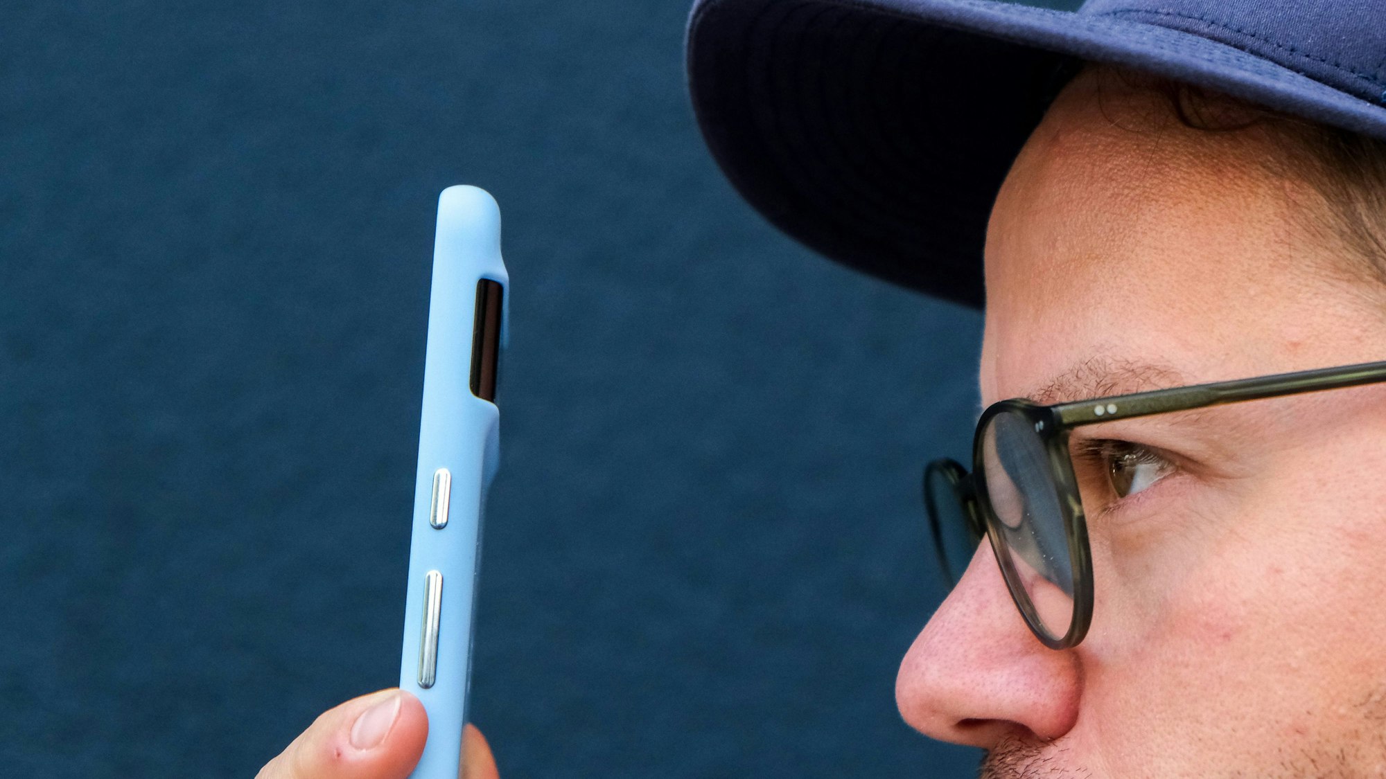 Ein Mann misst seine Körpertemperatur mit einem Pixel-Handy von Google.