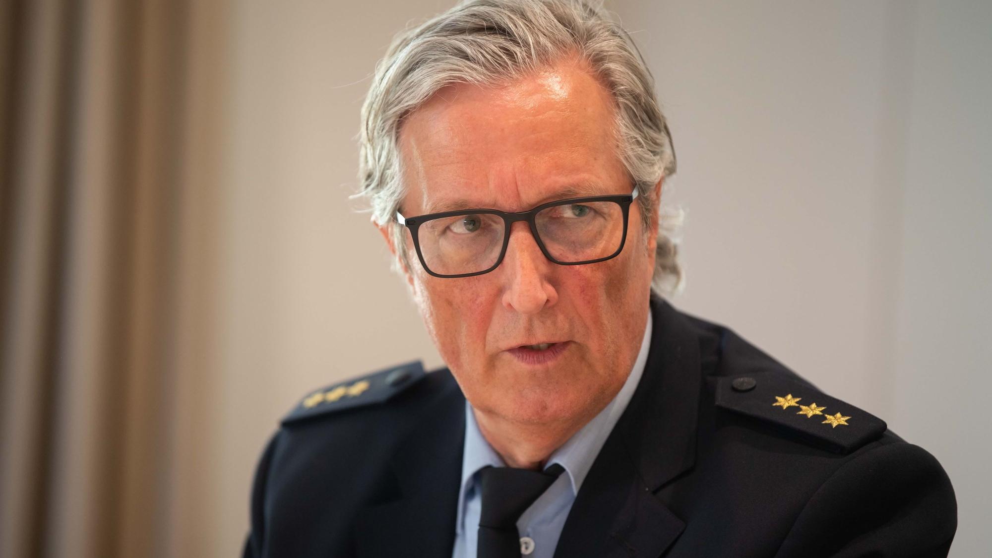 Das Bild zeigt Harald Mertens während einer Pressekobnferenz.