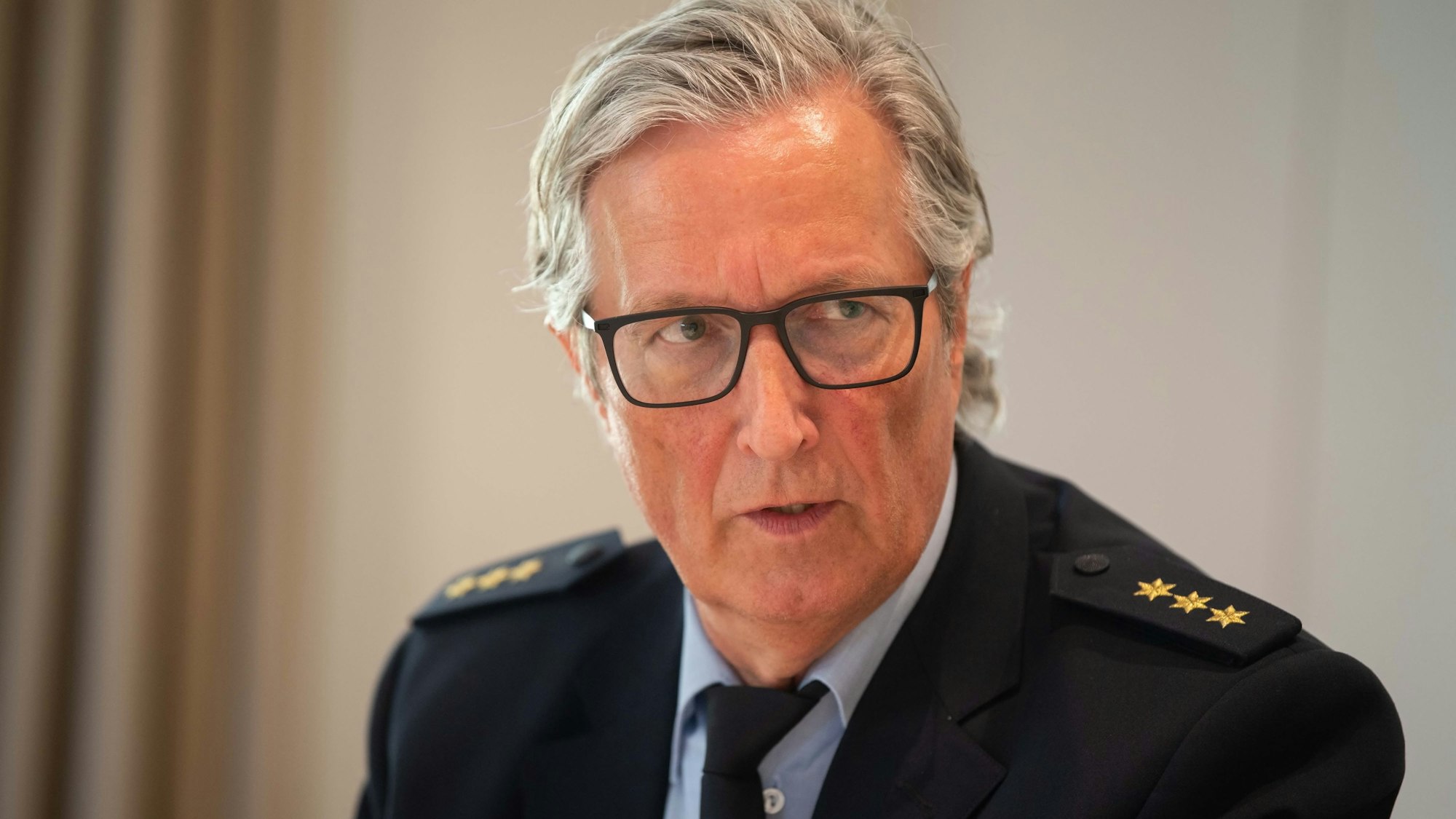 Das Bild zeigt Harald Mertens während einer Pressekobnferenz.