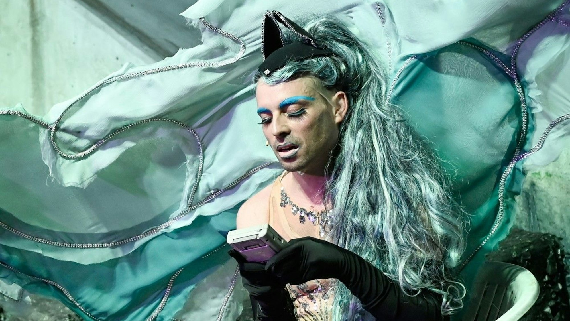 Balkan Drift
von Ivana Sokola
Regie: Jana Vetten
Regie: Jana Vetten
Bühne: Maximilian Lindner
Kostüme: Eugenia Leis
Musik: Jacob Suske
Licht: Michael Frank
Dramaturgie: Ida Feldmann
Foto: Thomas Aurin