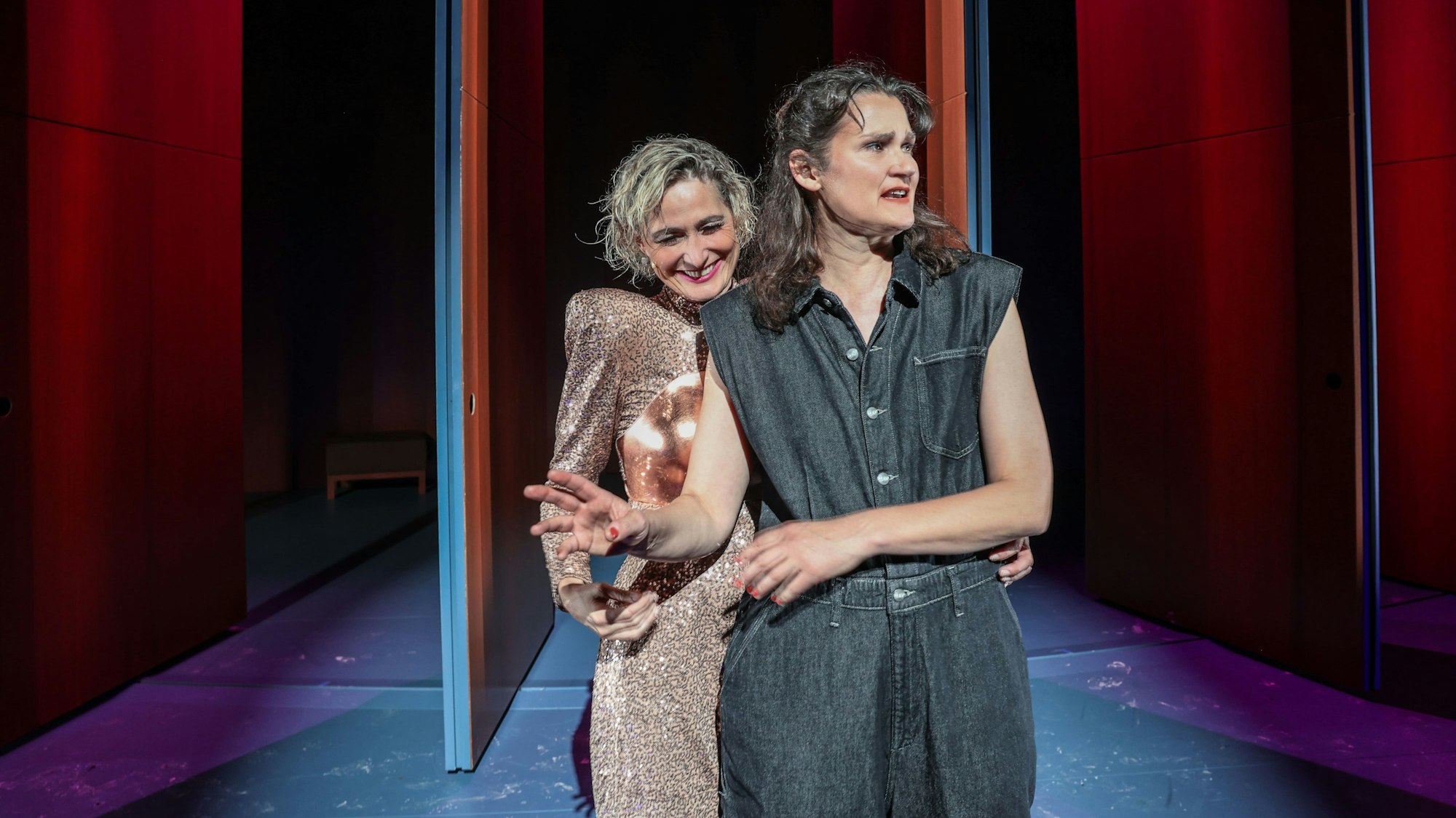 We are family
Eine Antikenüberschreibung
von Tine Rahel Völcker
Regie: Jorinde Dröse
Regie: Jorinde Dröse
Bühne: Magdalena Gut
Kostüme: Juliane Kalkowski
Musik & Komposition: Lars Wittershagen
Licht: Jürgen Kapitein
Dramaturgie: Sibylle Dudek
Foto: Melanie Zanin