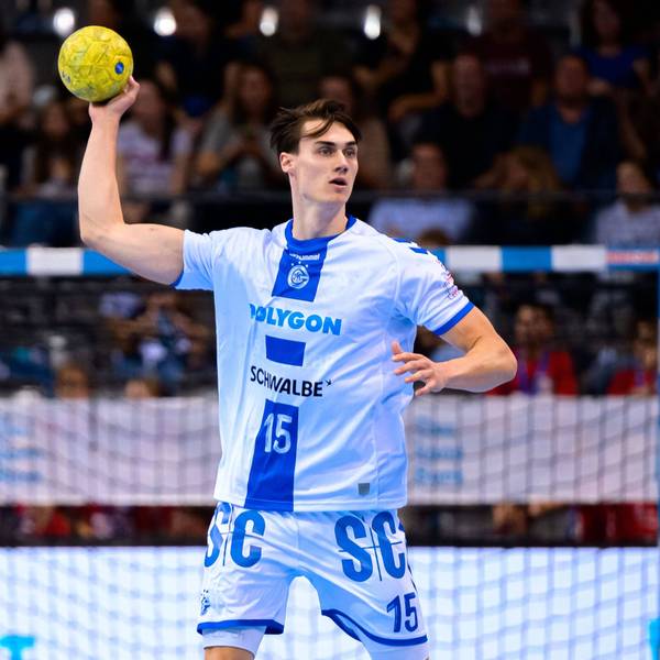 Miro Schluroff mit dem Ball in der rechten Hand legt zum Wurf an.