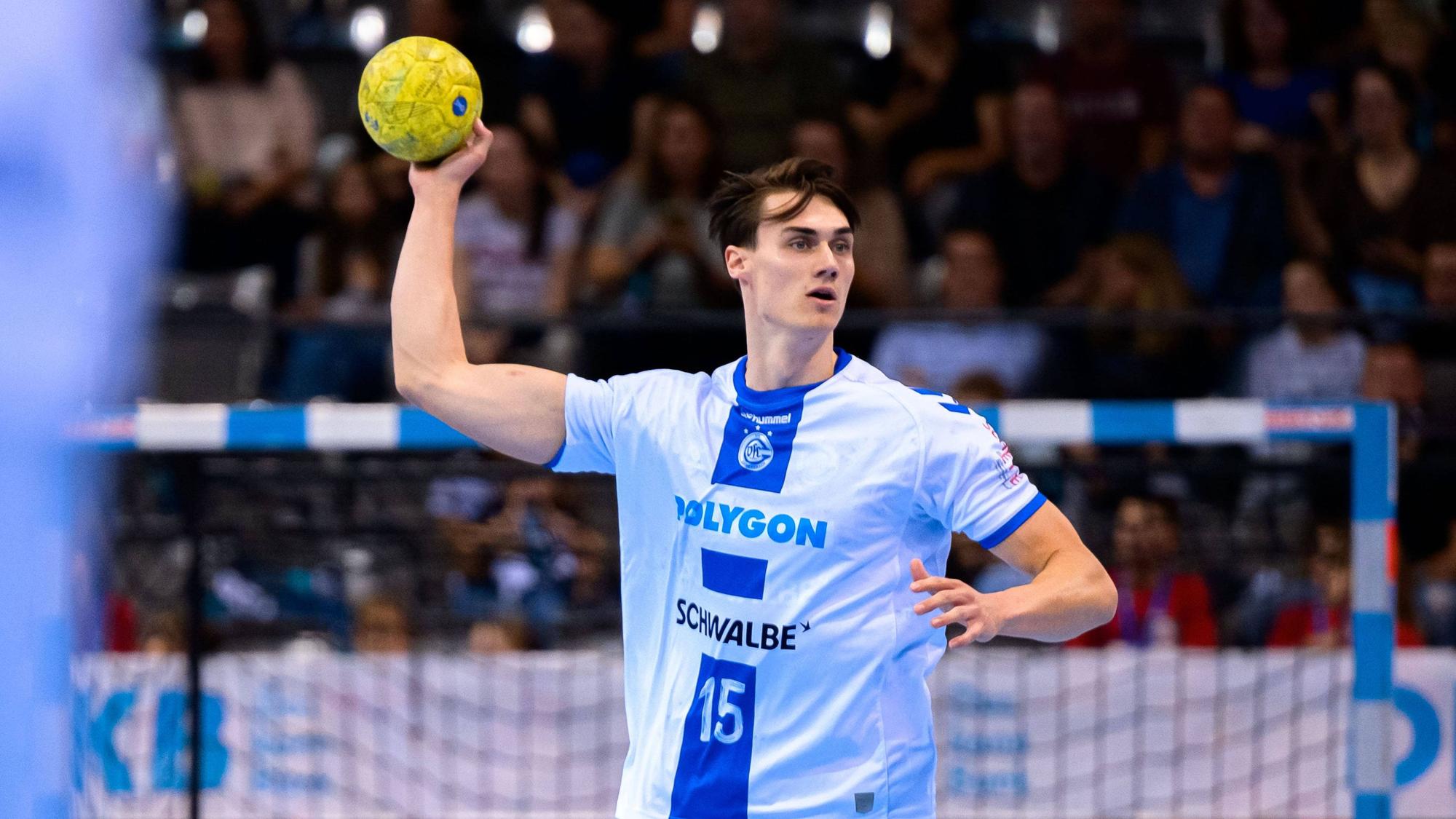Miro Schluroff mit dem Ball in der rechten Hand legt zum Wurf an.