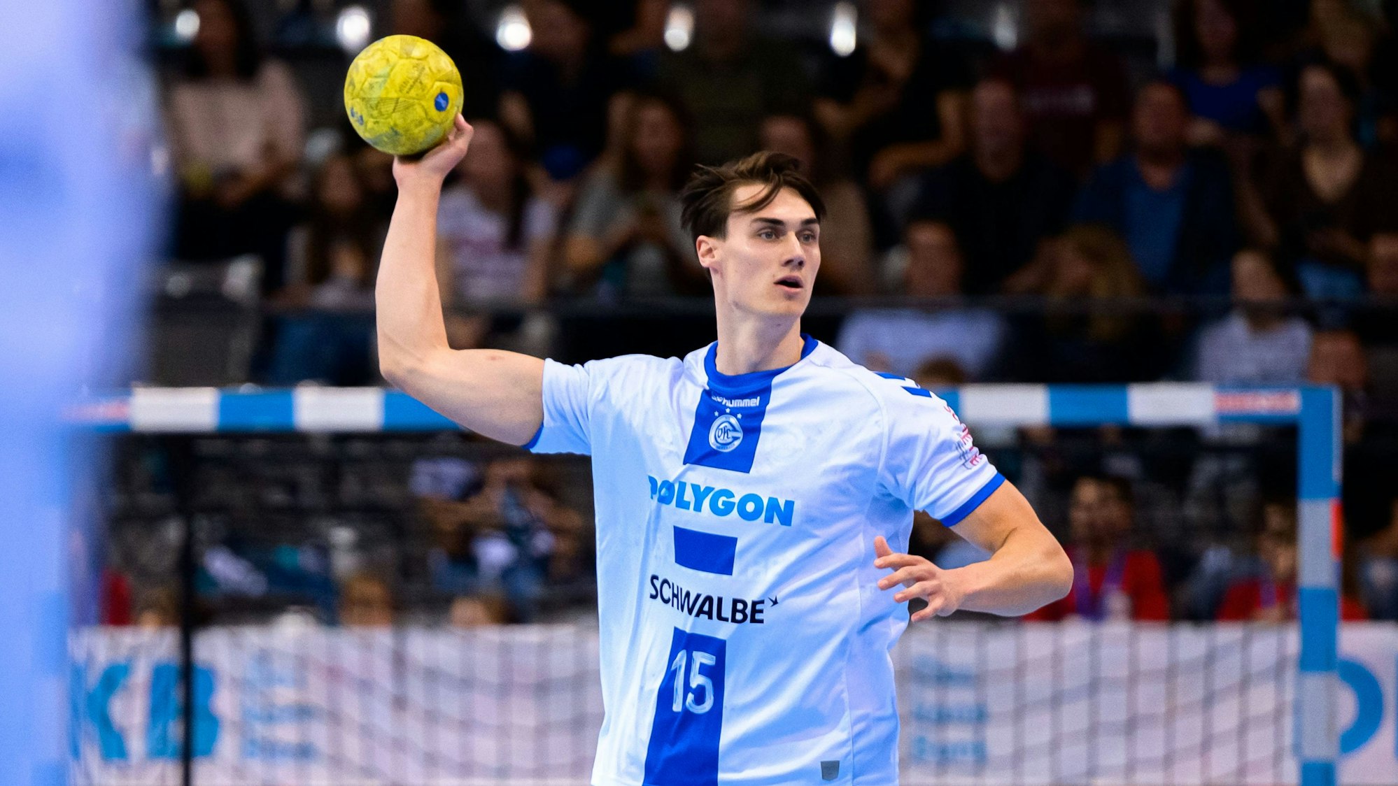 Miro Schluroff mit dem Ball in der rechten Hand legt zum Wurf an.