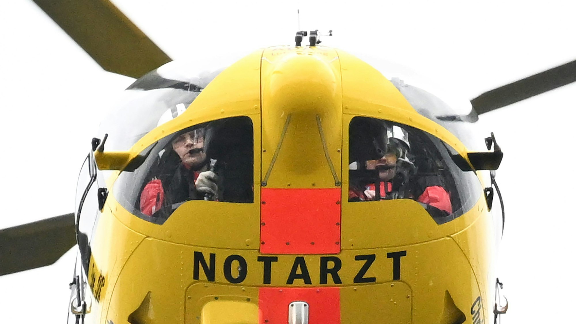 Ein Rettungshubschrauber setzt zur Landung an.