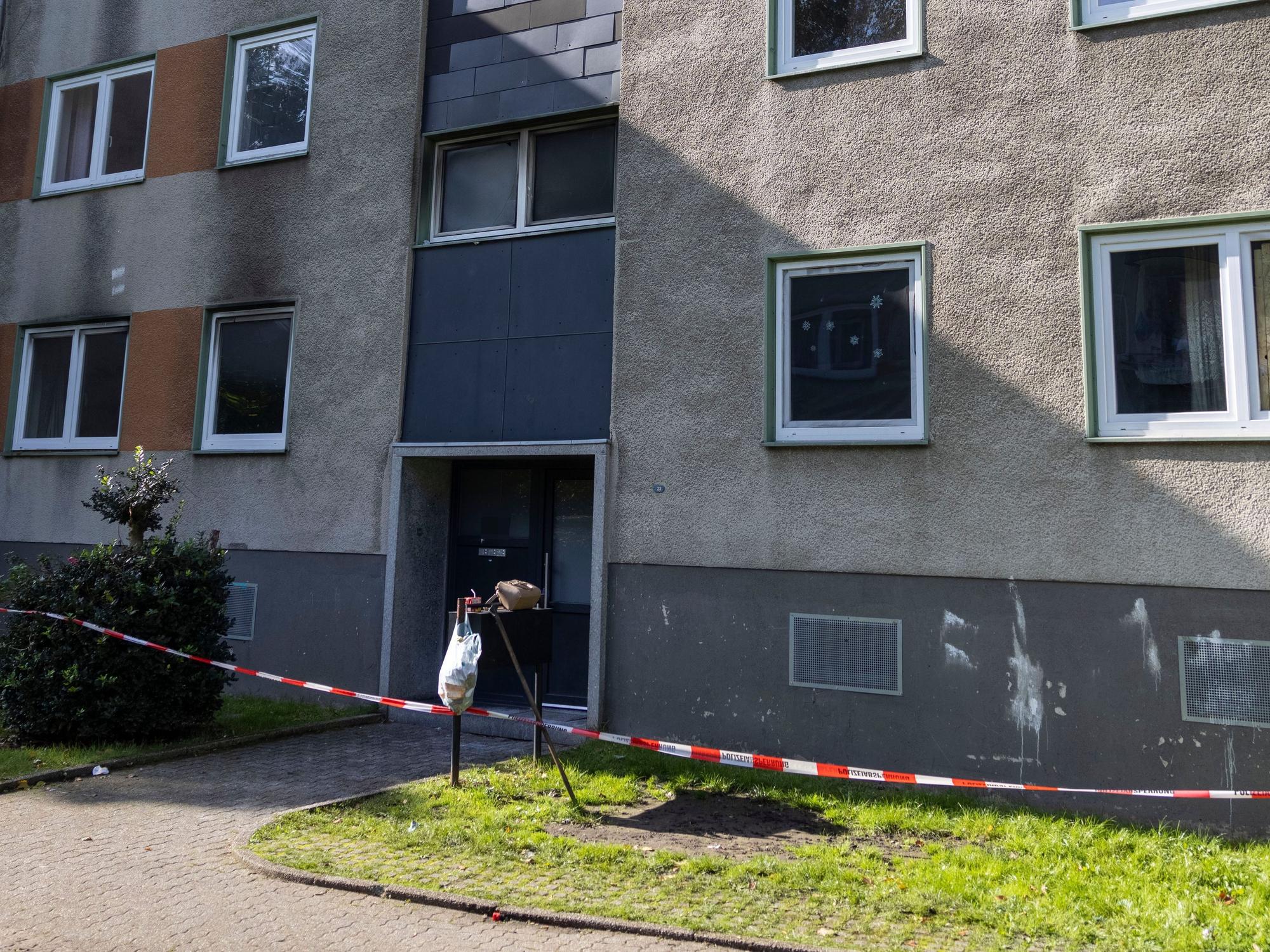 29.09.2024, Nordrhein-Westfalen, Essen: Blick auf ein Mehrfamilienhaus. Bei mehreren Bränden sind 31 Menschen verletzt worden - zwei Kinder schweben in Lebensgefahr. Die Einsatzkräfte waren an drei Orten parallel im Einsatz, wie die Feuerwehr mitteilte. Der Tatverdächtige wurde festgenommen, nachdem er mutmaßlich mit einem Lieferwagen in ein Geschäft gefahren ist.