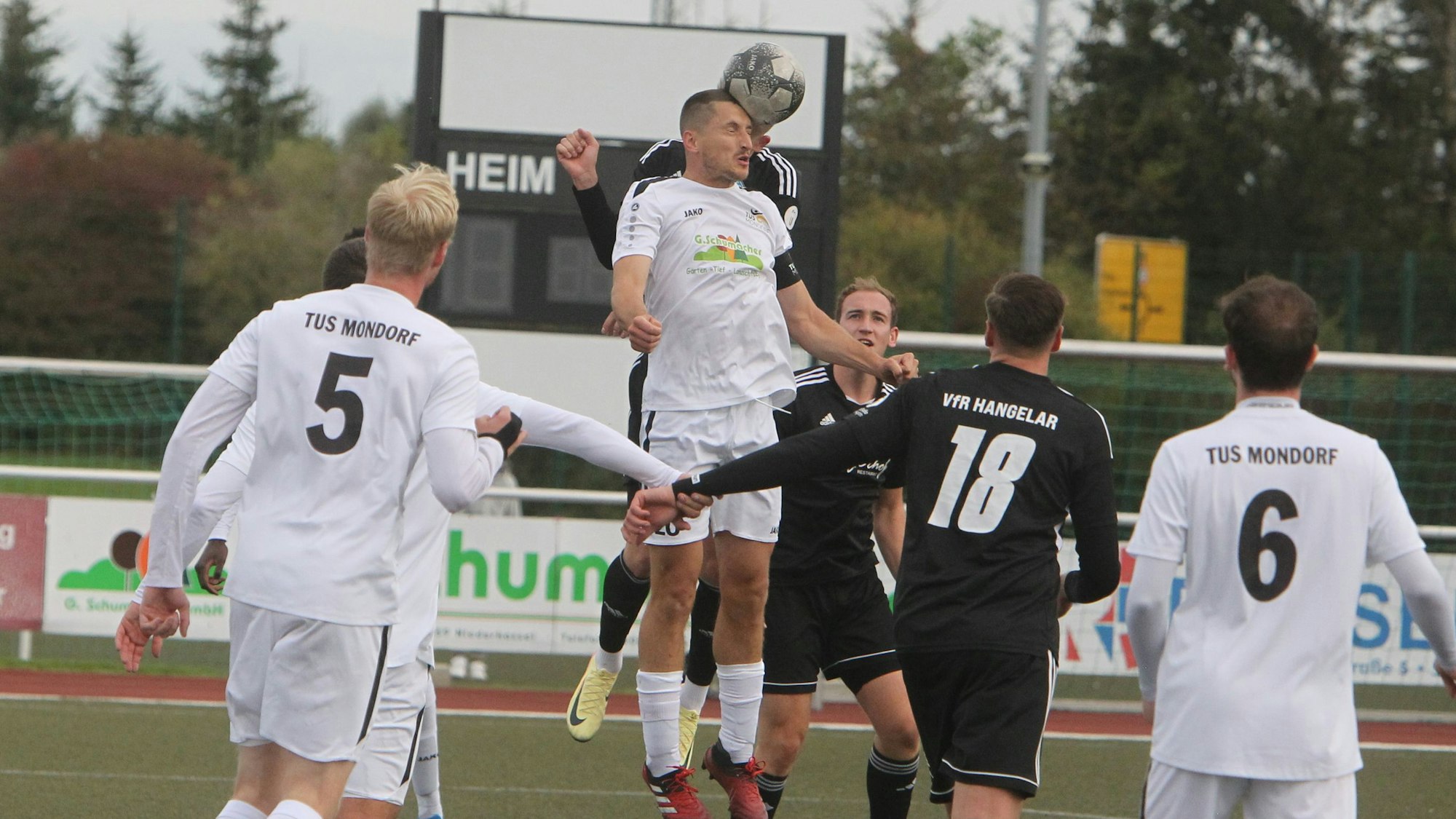 Oben auf: Moritz Arnold und der TuS Mondorf bezwingen den VfR Hangelar.