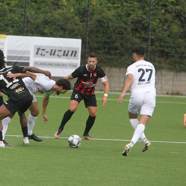 Alec Vinci (Mitte) und der Siegburger SV 04 geraten im Duell mit Teutonia Weiden ins Straucheln.