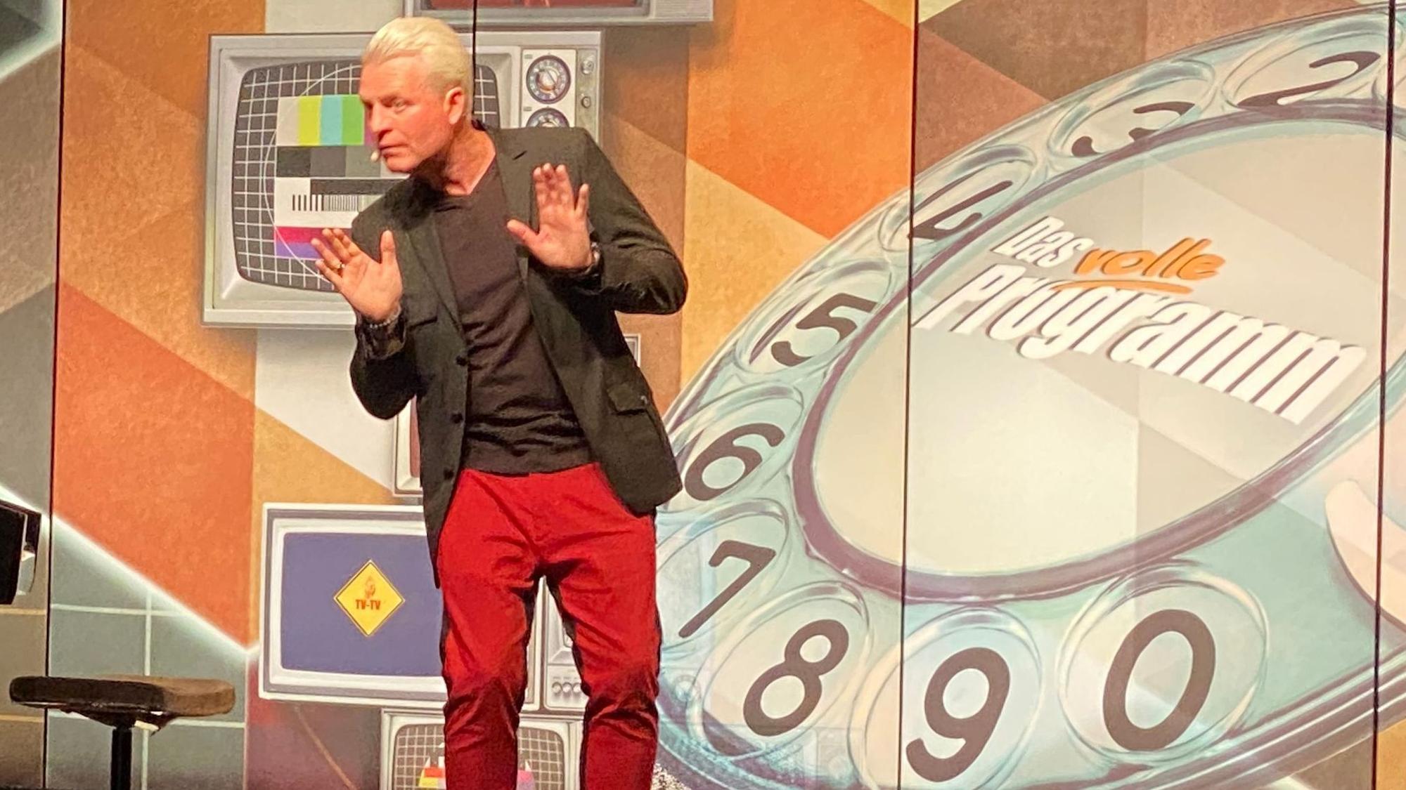 Das Bild zeigt Guido Cantz auf der Bühne im Rheinforum Wesseling.