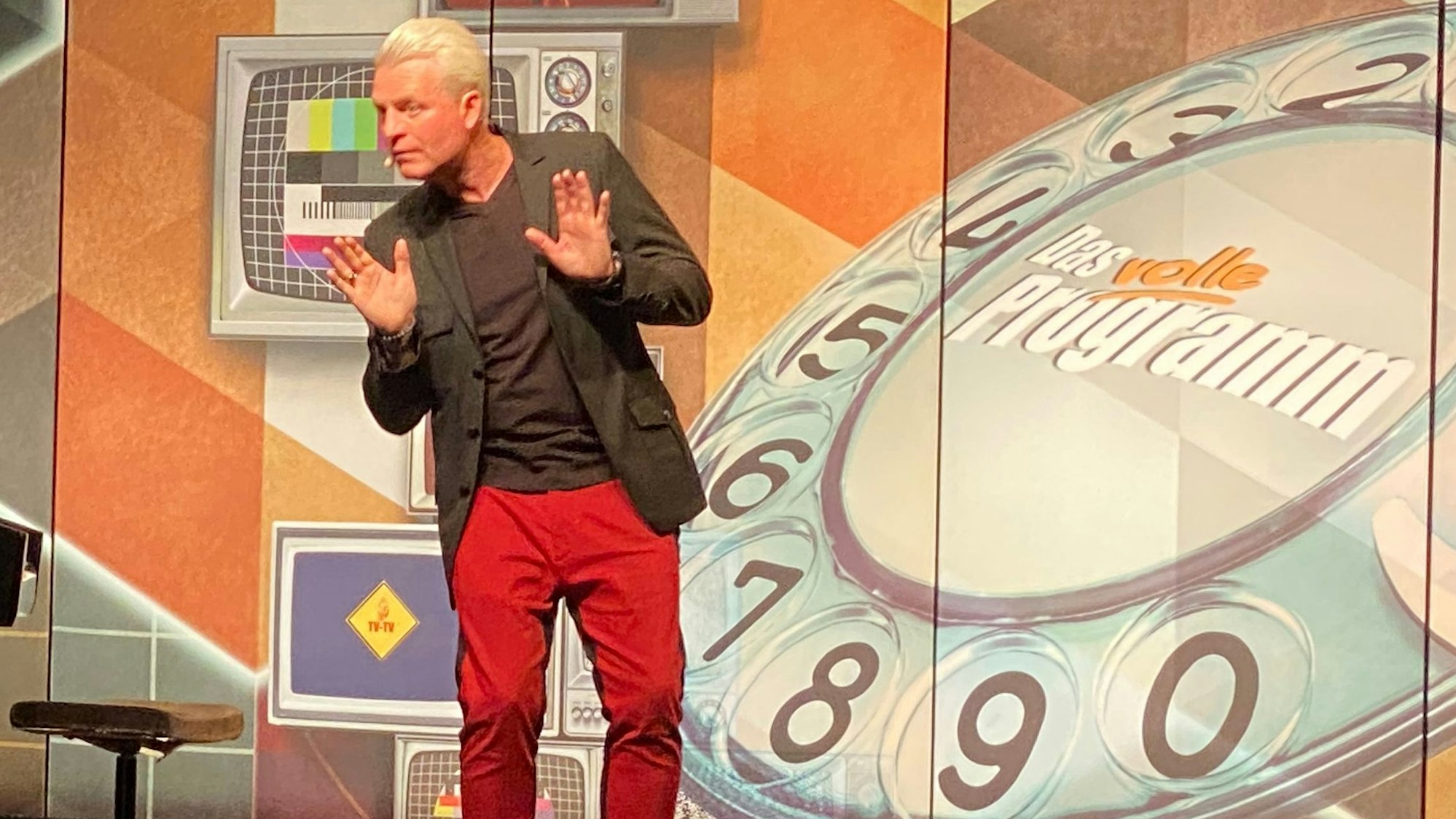 Das Bild zeigt Guido Cantz auf der Bühne im Rheinforum Wesseling.