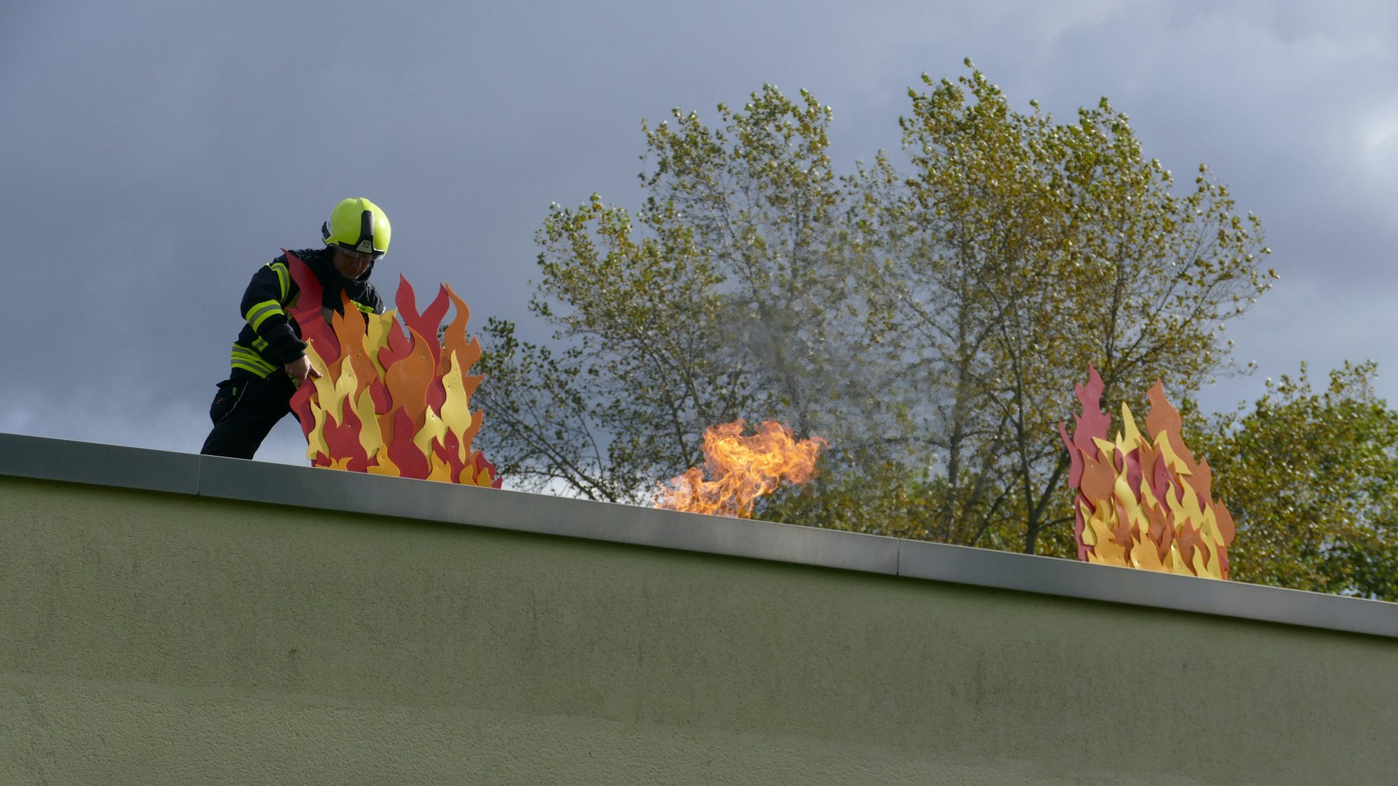 Echte Flammen loderten auf dem Dach des Stadtteilhauses empor.
