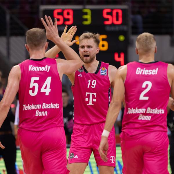 Die Baskets feiern gelungene Offensivaktionen. Hier feuern sich Thomas Kennedy, Till Pape und Sam Griesel gegenseitig an.