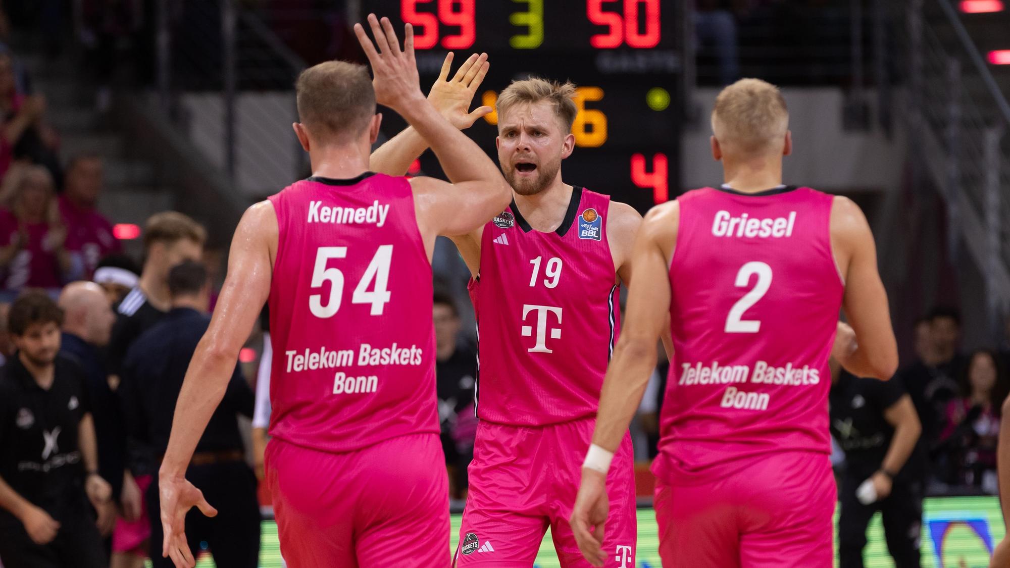 Die Baskets feiern gelungene Offensivaktionen. Hier feuern sich Thomas Kennedy, Till Pape und Sam Griesel gegenseitig an.