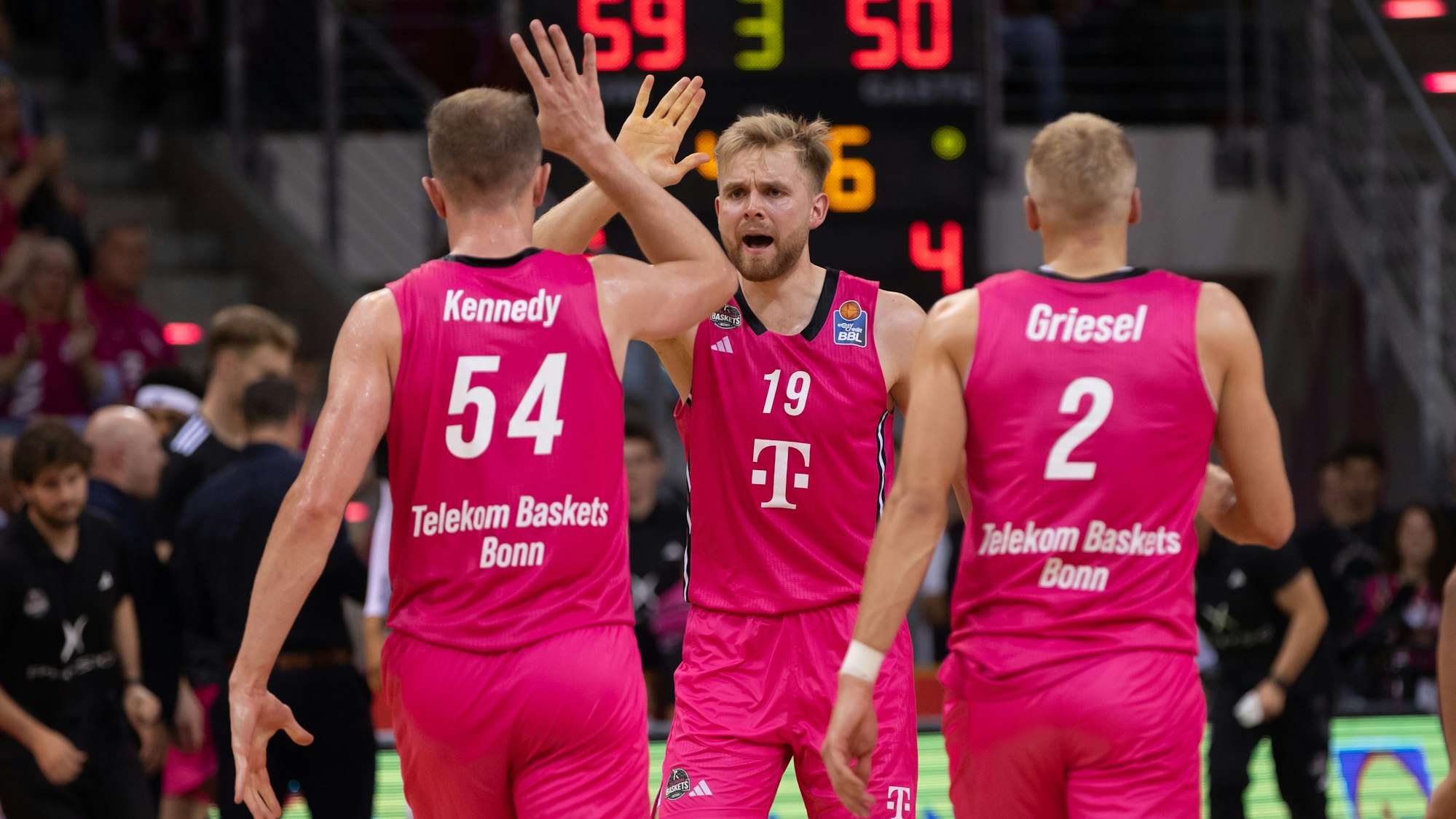 Die Baskets feiern gelungene Offensivaktionen. Hier feuern sich Thomas Kennedy, Till Pape und Sam Griesel gegenseitig an.