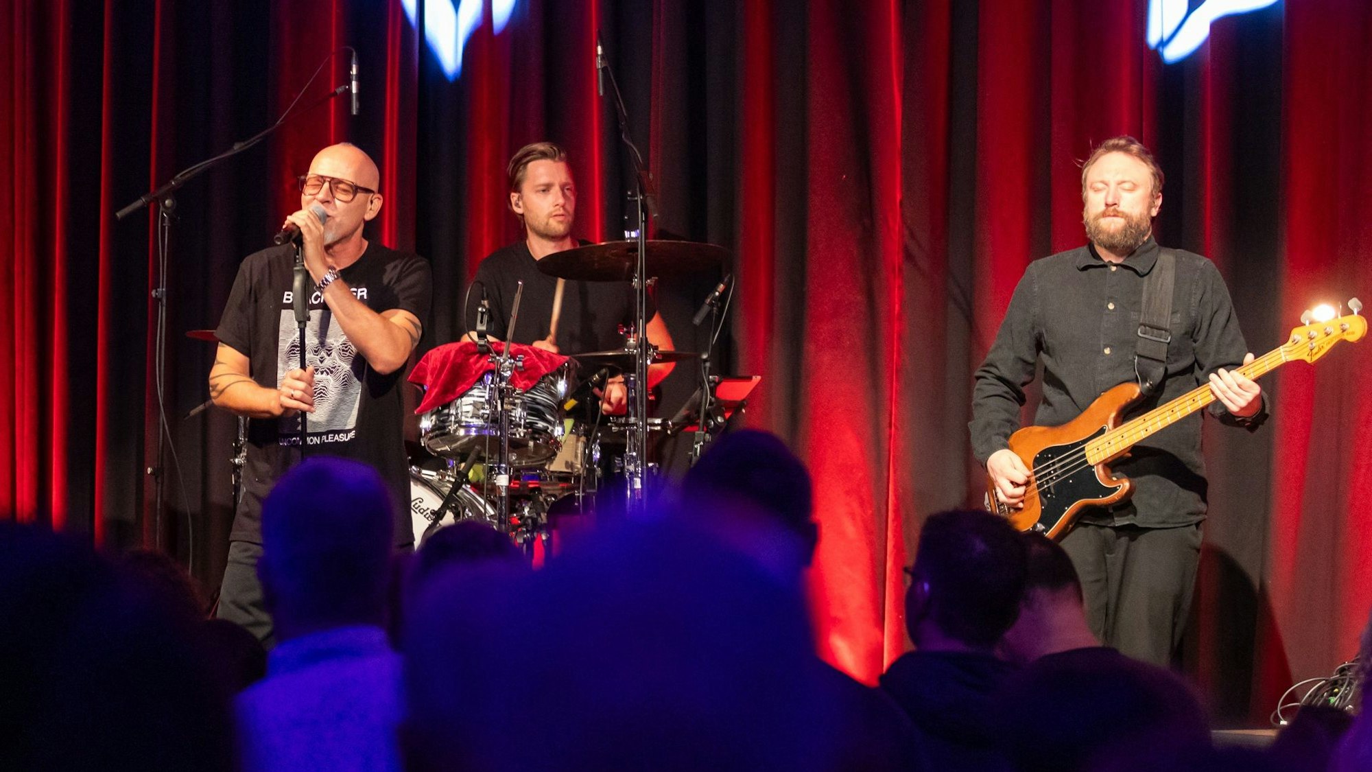 Blick auf den Auftritt von Musikern auf einer Bühne