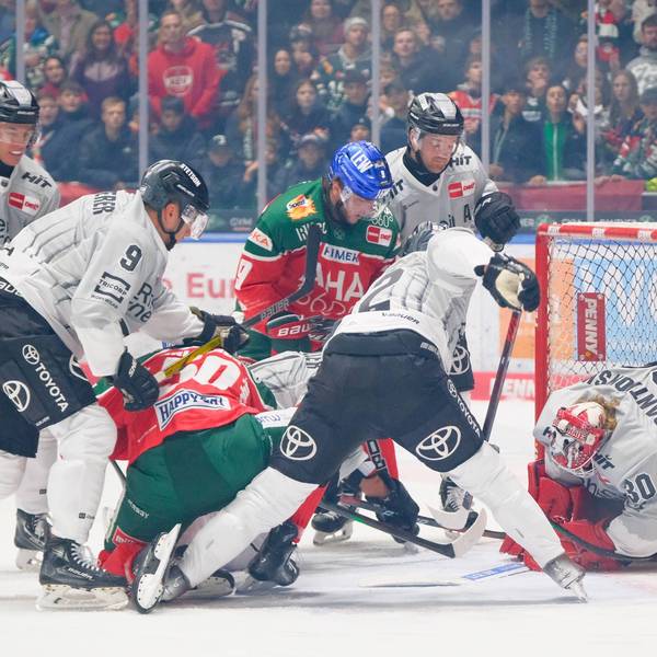 Immer wieder höchste Gefahr vor dem Tor der Kölner Haie mit Goalie Mirko Pantkowski.