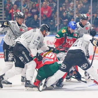 Immer wieder höchste Gefahr vor dem Tor der Kölner Haie mit Goalie Mirko Pantkowski.