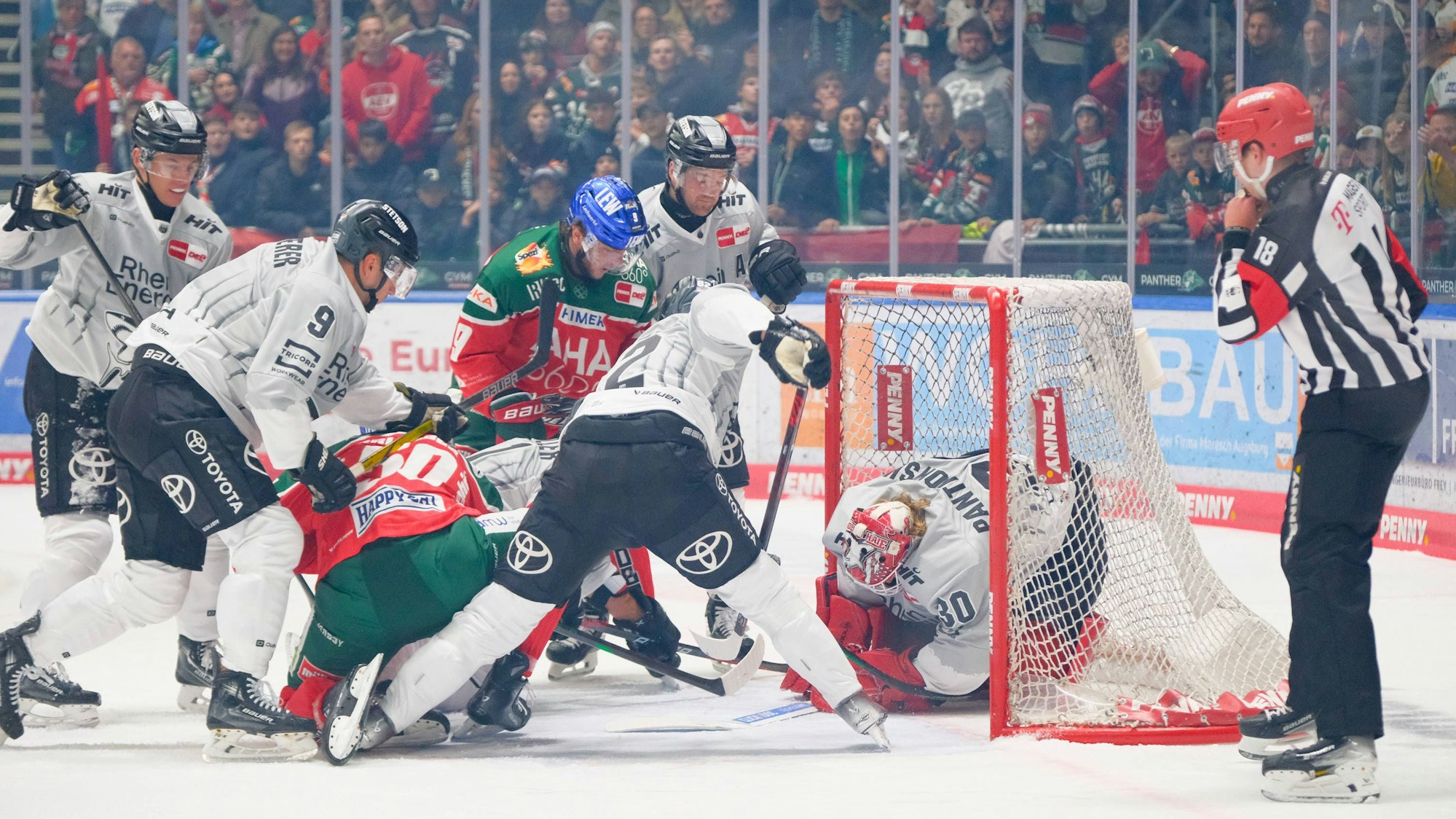 Immer wieder höchste Gefahr vor dem Tor der Kölner Haie mit Goalie Mirko Pantkowski.