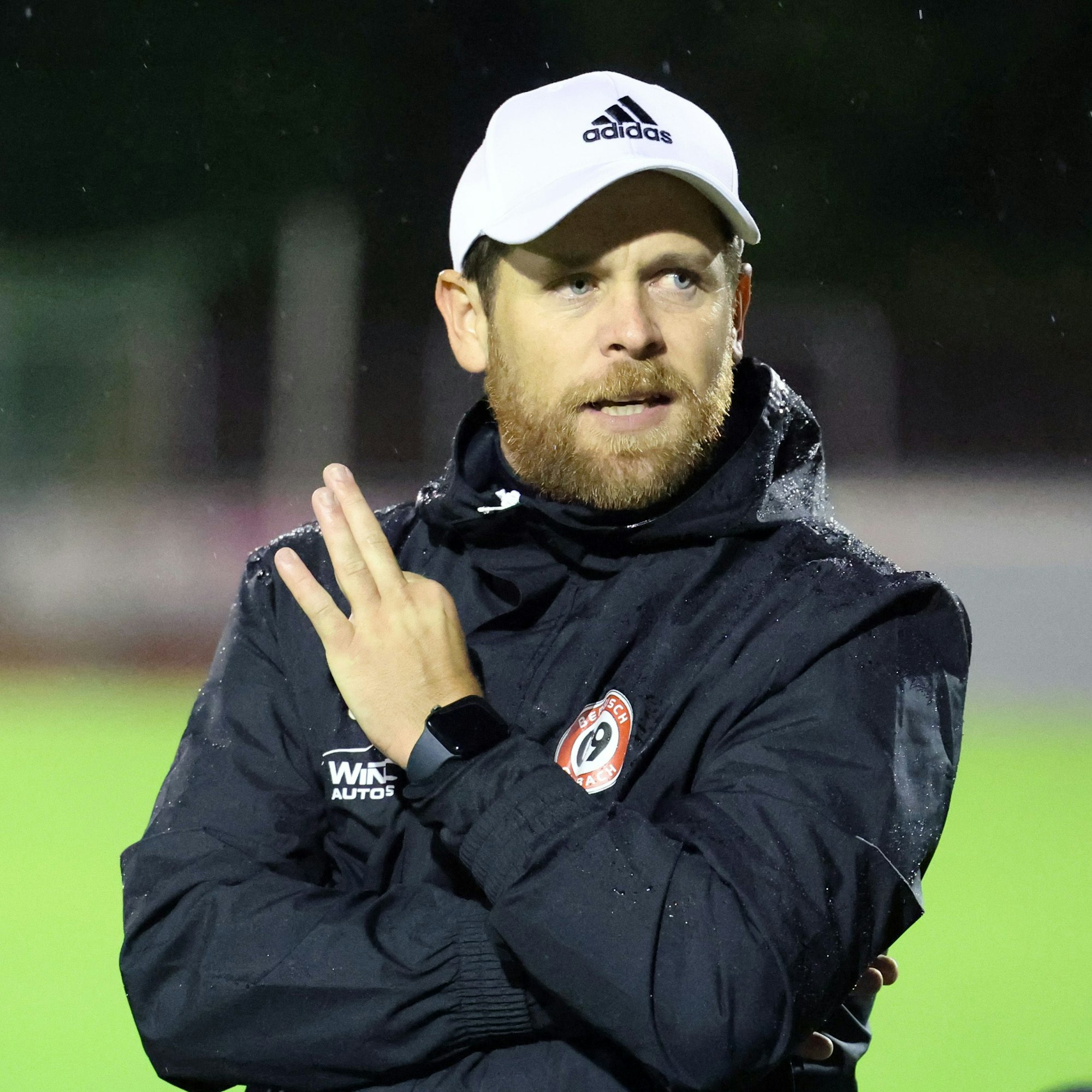 SV-Trainer Mike Wunderlich in der Jacke des SV 09.