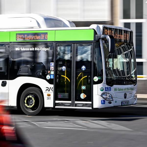 Das Bild zeigt einen Bus, der den Euskirchener Bahnhof ansteuert.