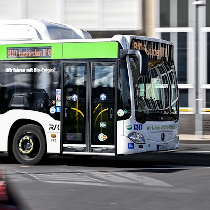 Das Bild zeigt einen Bus, der den Euskirchener Bahnhof ansteuert.