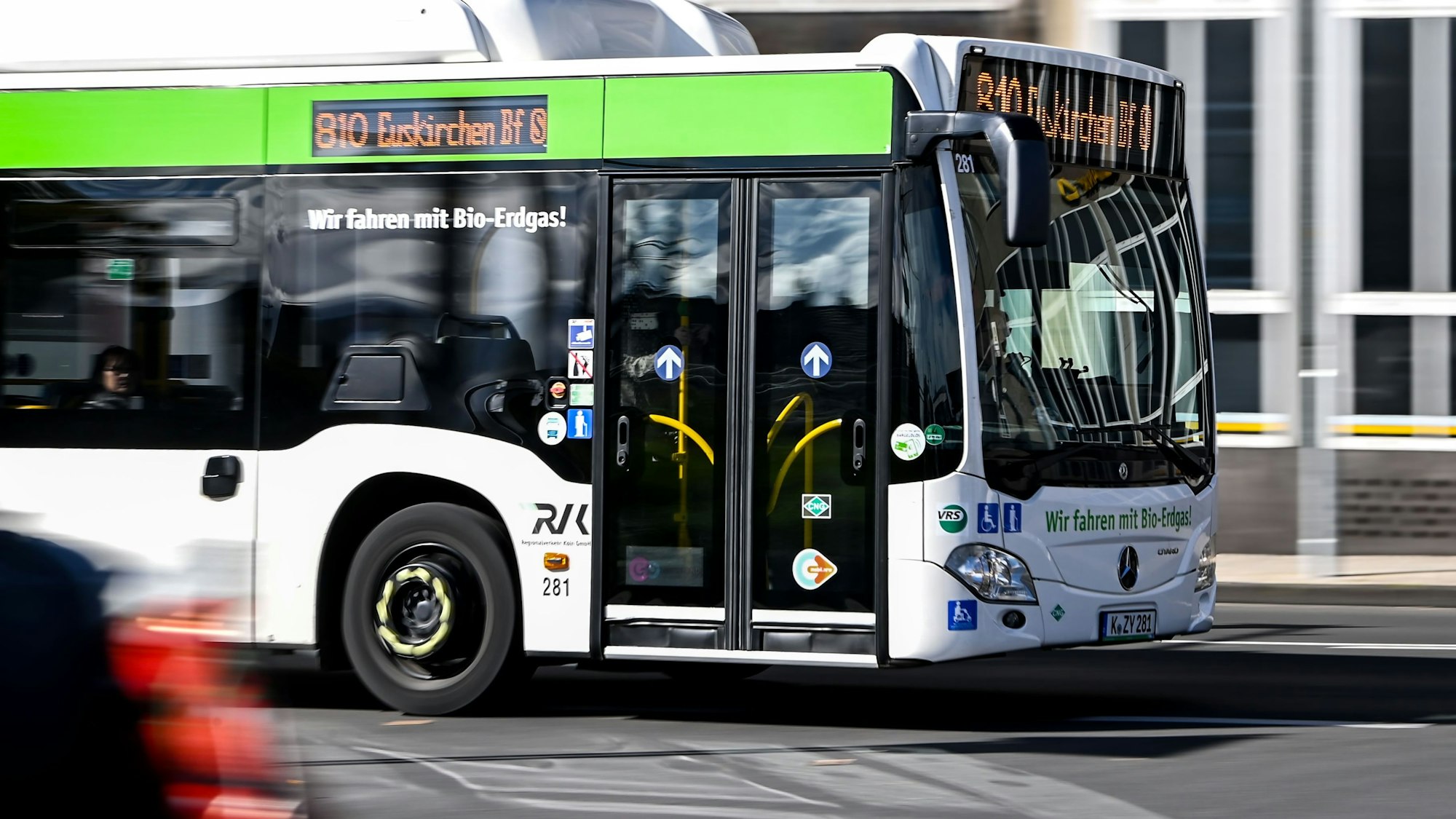 Das Bild zeigt einen Bus, der den Euskirchener Bahnhof ansteuert.