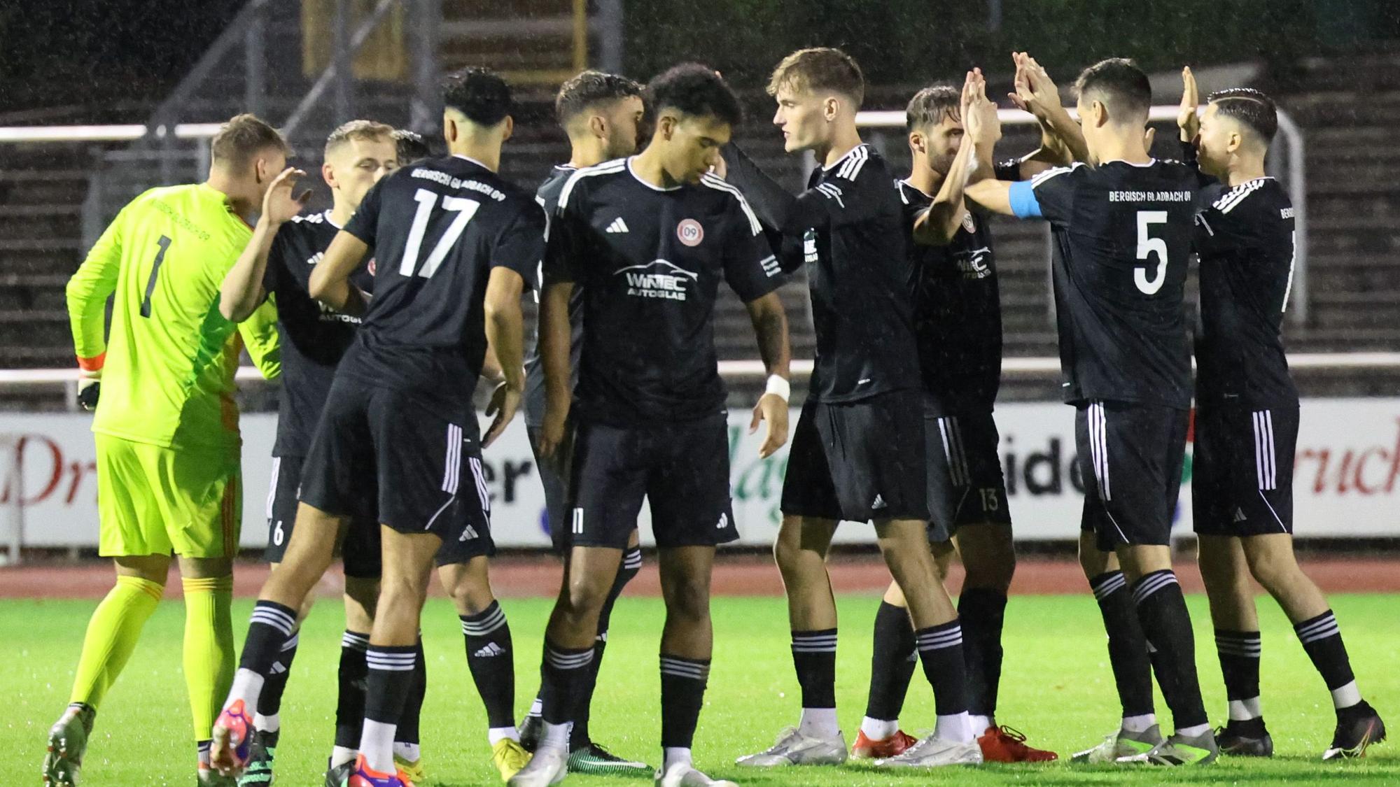Die Mannschaft des SV Bergisch Gladbach 09 motiviert sich vor dem Anpfiff