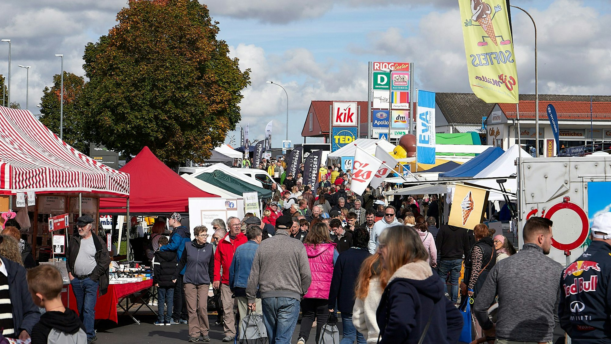 Die Straße zwischen den Ständen und Pavillons ist voller Menschen,.