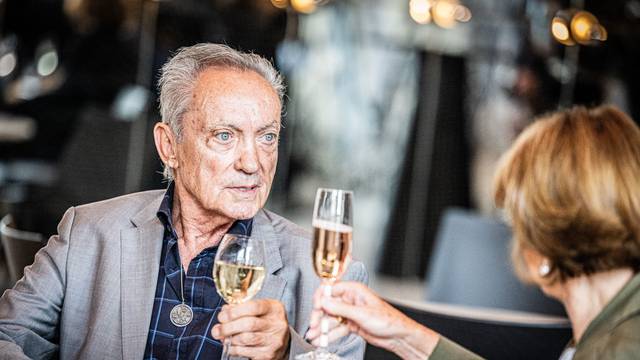 Gemeinsam mit Oberbürgermeisterin Henriette Reker (r.) stieß Udo Kier im Rathaus auf seinen baldigen 80. Geburtstag an.