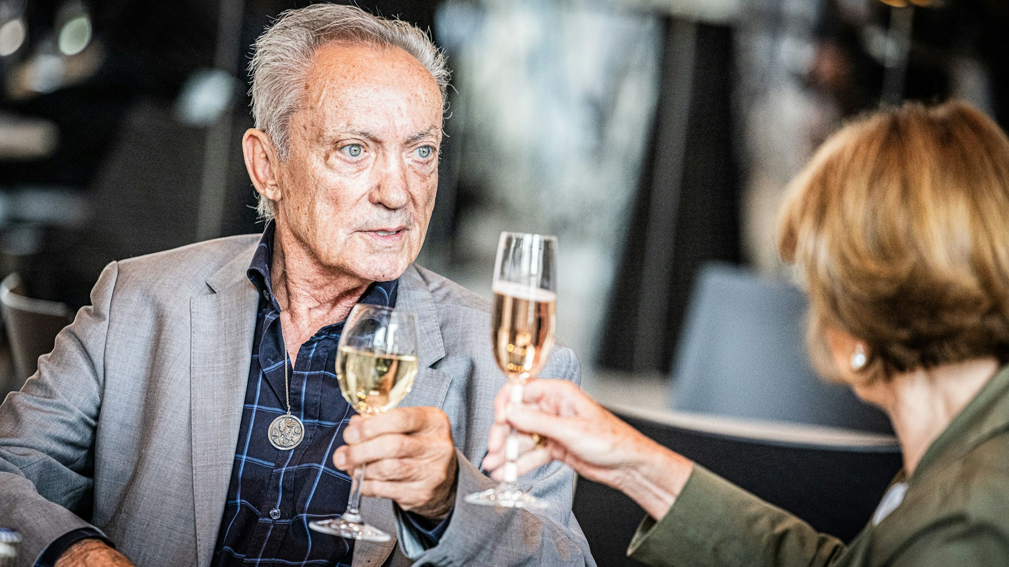 Gemeinsam mit Oberbürgermeisterin Henriette Reker (r.) stieß Udo Kier im Rathaus auf seinen baldigen 80. Geburtstag an.