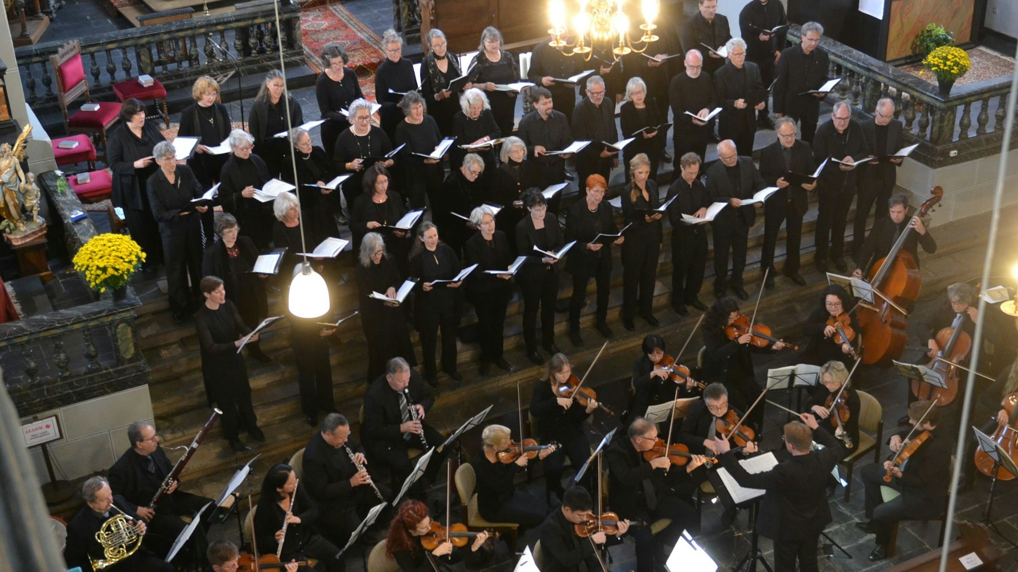 Die Sängerinnen und Sänger des Vokalensembles Bad Münstereifel und ein Orchester aus Düsseldorf geben ein Konzert in der Jesuitenkirche.