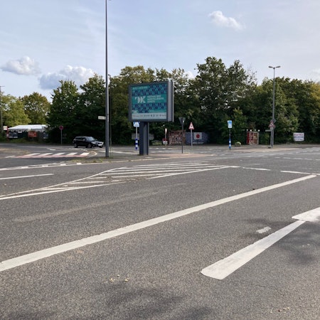 Blick auf eine Kreuzung zweier mehrspuriger Straßen.