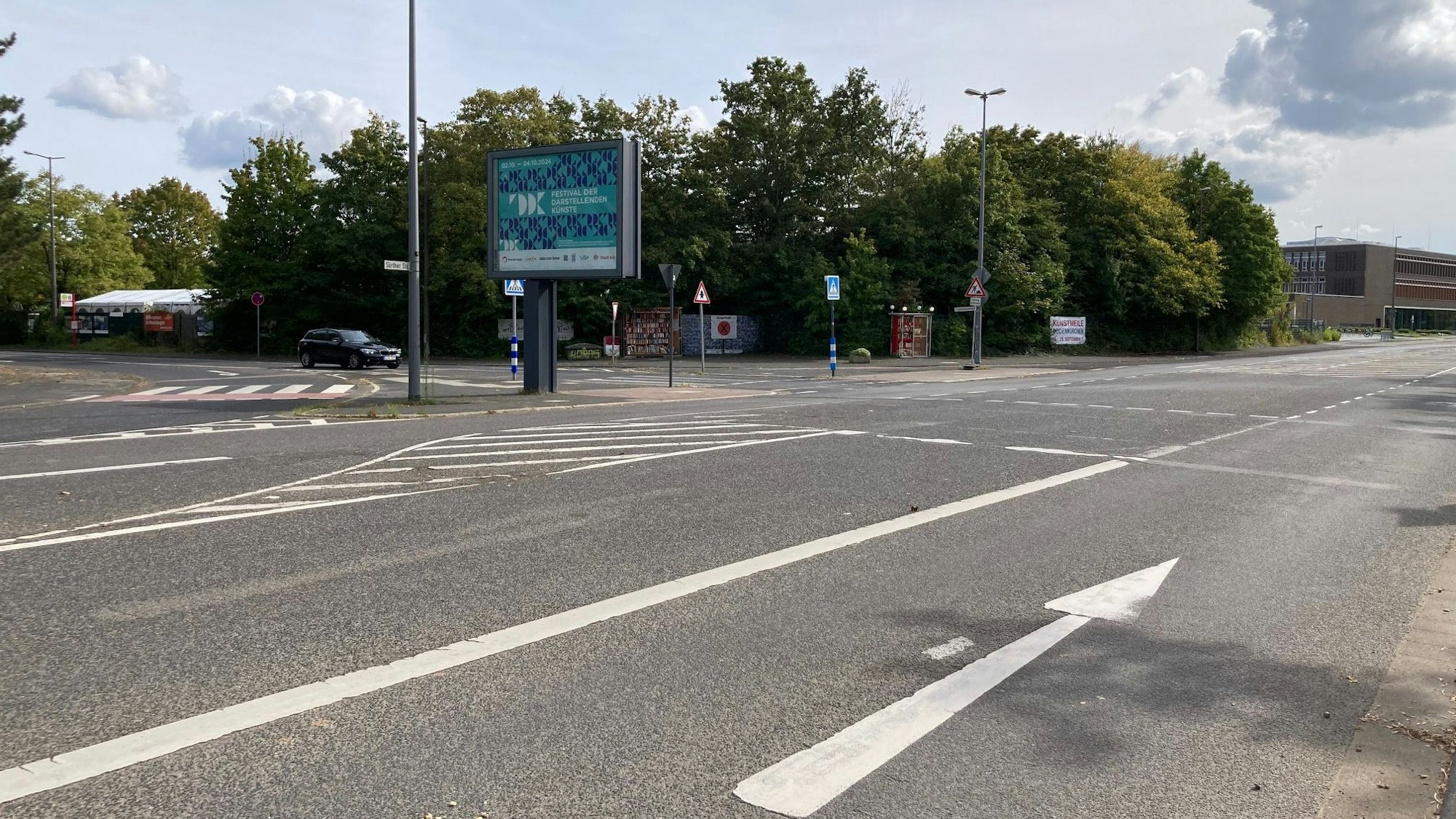 Blick auf eine Kreuzung zweier mehrspuriger Straßen.