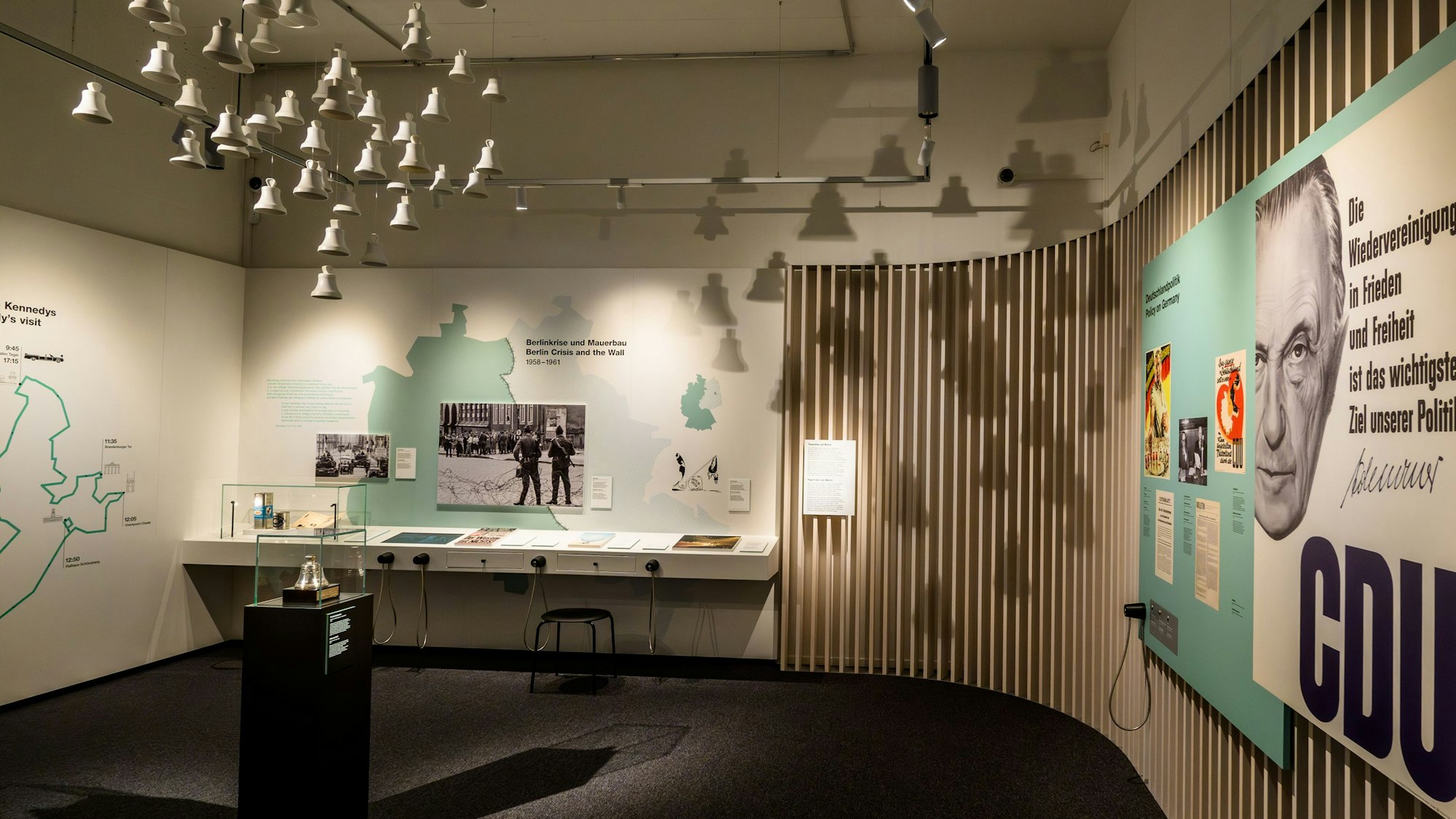 Blick in einen Ausstellungsraum, rechts ein Plakat der CDU mit dem Porträt Konrad Adenauers.
