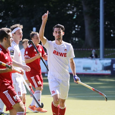 RW Köln - Nürnberger HTC Hockey Bundesliga Herren 2021 2022 Olympiaweg Köln Deutschland 05.09.2021 2:0 durch Elian Mazkour (RW Köln) Links: Florian Pelzner (RW Köln) Copyright Eduard Bopp Sportfotografie mail@fotobopp.de