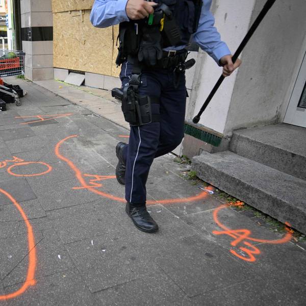Ein Polizeibeamter patrouilliert am 29. September 2024 vor einem Lebensmittelgeschäft in Essen, wo ein Mann am Vortag einen Lieferwagen gerammt hat.