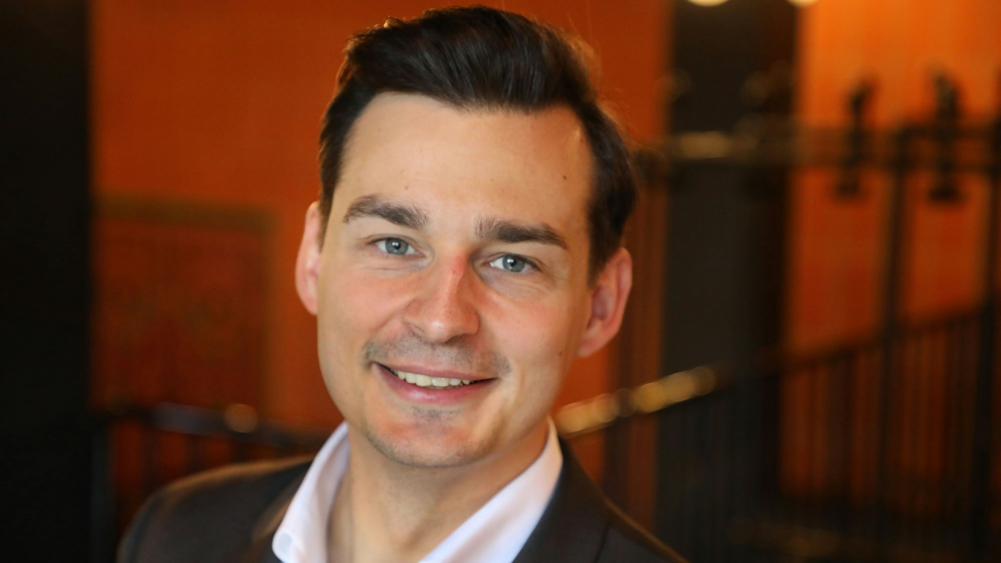 Der Bergisch Gladbacher Bürgermeisterkandidat von SPD und Grünen, Marcel Kreutz (37), am Samstag (28.9.) a Rande des Kreisparteitags der SPD im  Bergisch Gladbacher Bürgerhaus Bergischer Löwe.