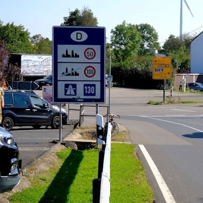 Am Grenzübergang Hergersberg bei Losheim fährt ein weißer Pkw von Belgien nach Deutschland.