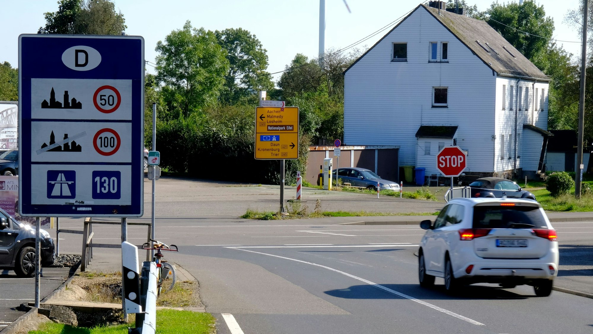 Am Grenzübergang Hergersberg bei Losheim fährt ein weißer Pkw von Belgien nach Deutschland.