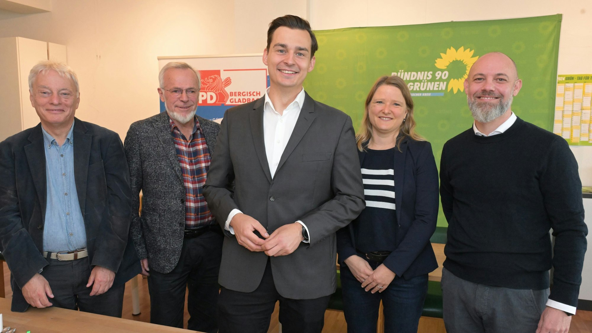 Gemeinsamer Bürgermeisterkandidat der Grünen und der SPD Marcel Kreutz (Bildmitte).